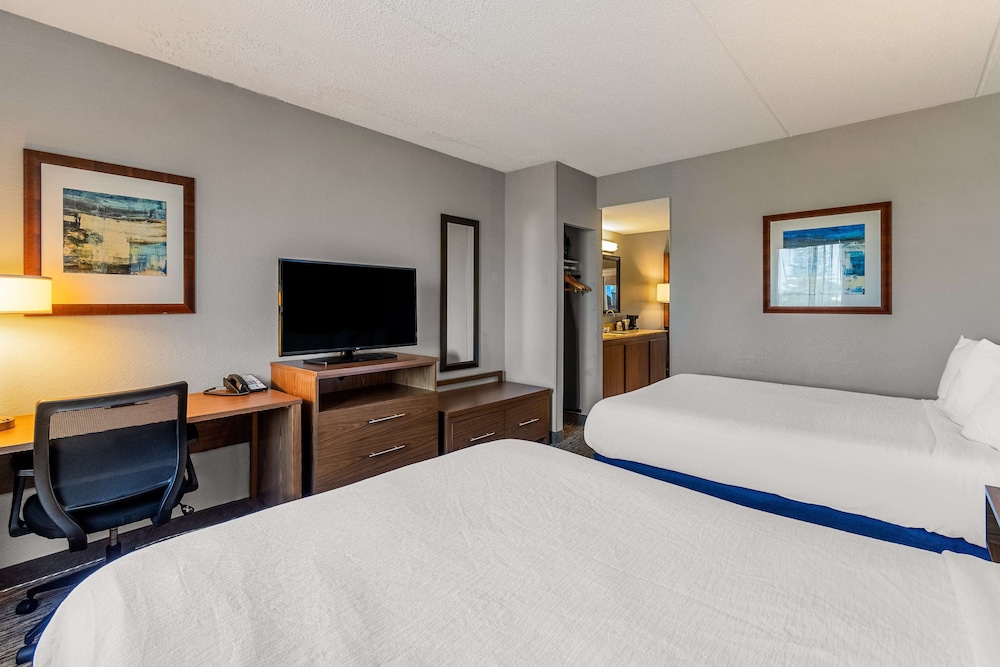 Suite, 2 Queen Beds, Refrigerator & Microwave, Poolside (1st Floor) photo 3