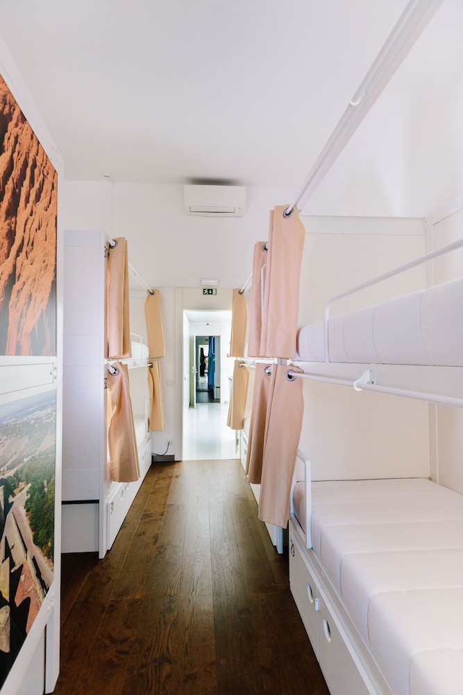 Shared Dormitory, Mixed Dorm, Shared Bathroom (1 bed in 12 Bed Dorm) photo 3