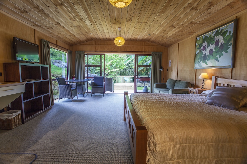 Comfort Studio, 1 King Bed, Garden View photo 2