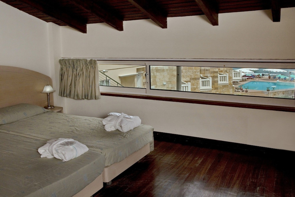 Family Room, 1 Bedroom - Photo 4