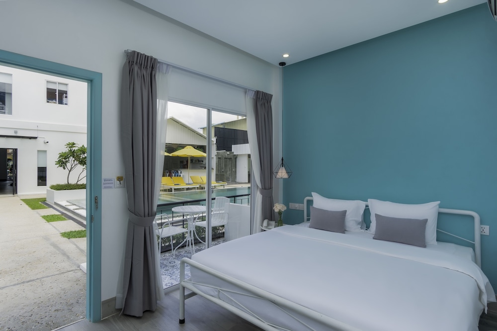 Suite - Photo 1