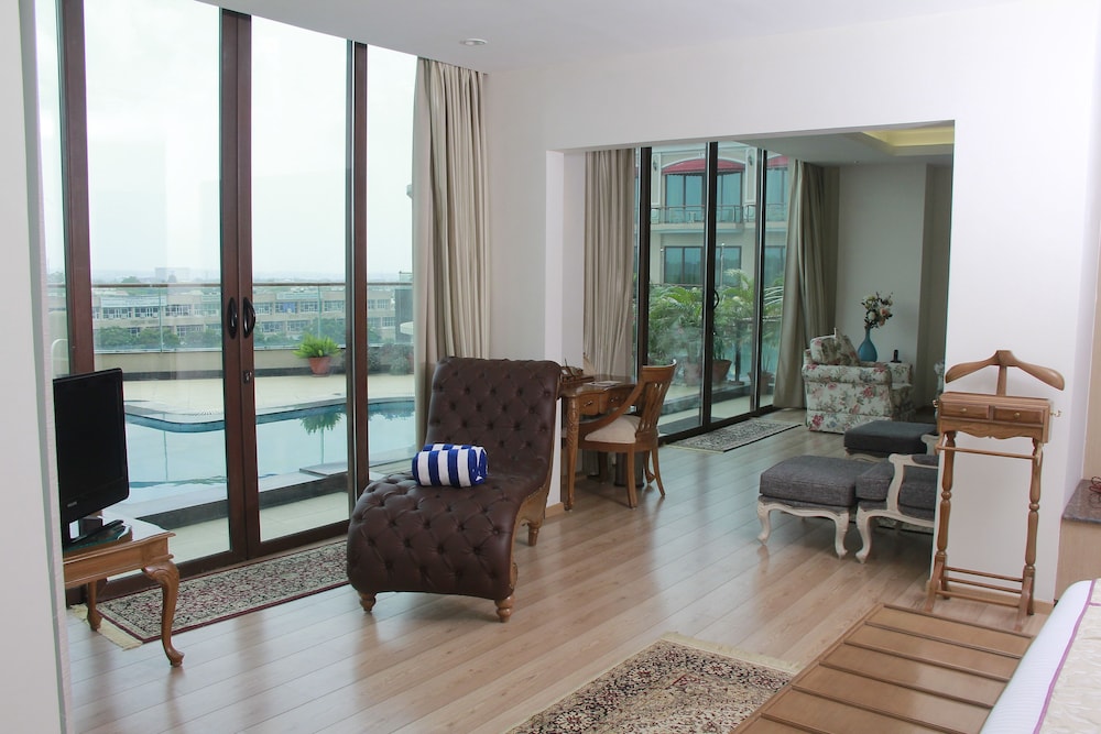 Suite, 1 King Bed, Pool View (Bella Vista Suite)