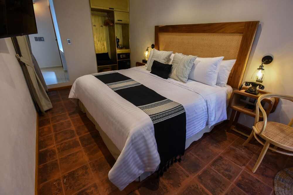 Superior Room, 1 King Bed, Bathtub, Courtyard View