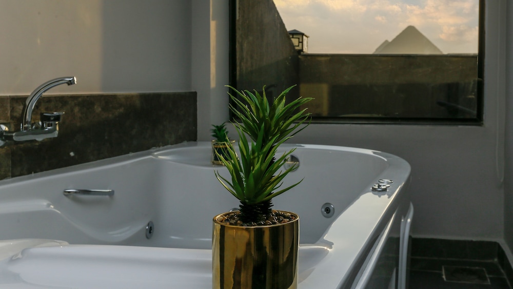 Queen Suite Jacuzzi Pyramid View - Photo 20