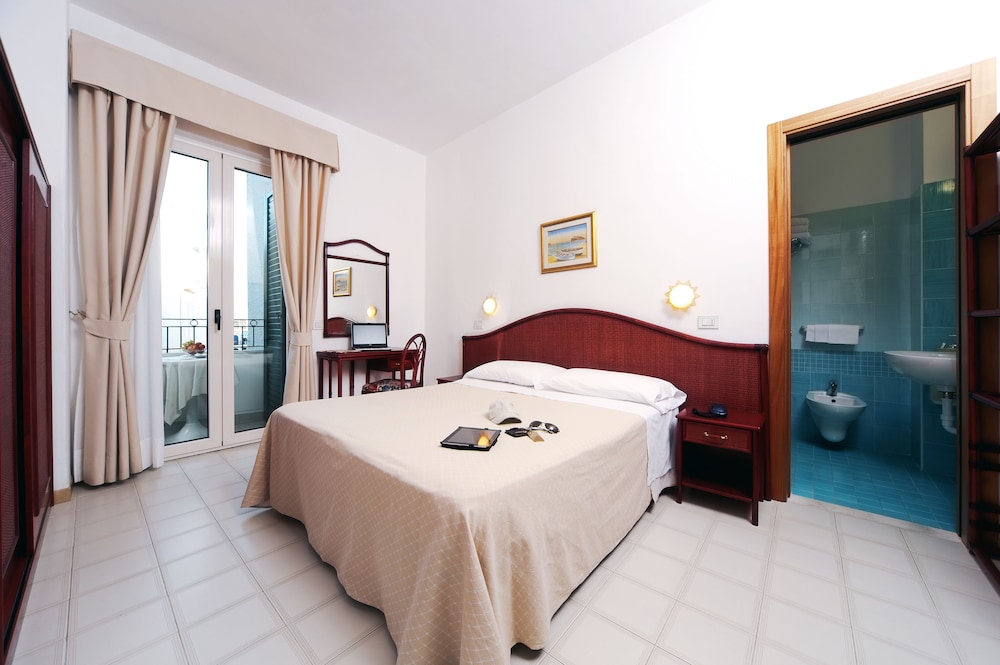 Classic Triple Room - Photo 1