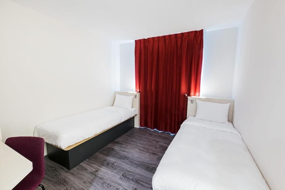 Standard Twin Room, Accessible Bathtub