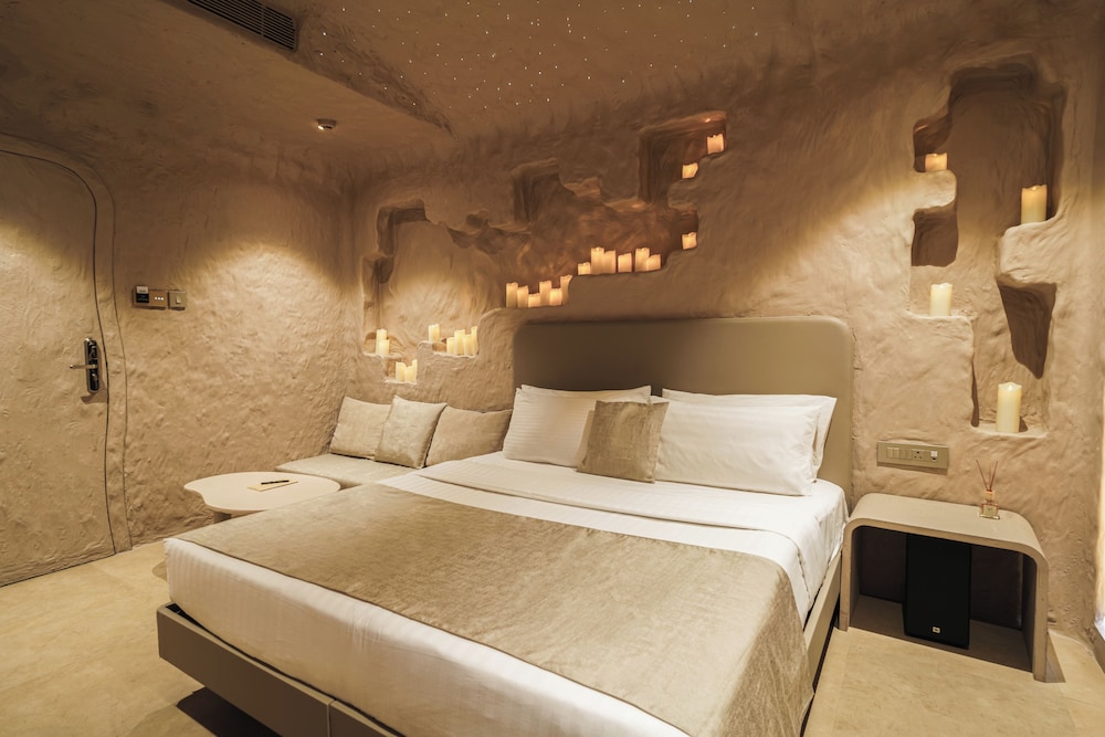 Cave Room with Grand Jacuzzi - Photo 3
