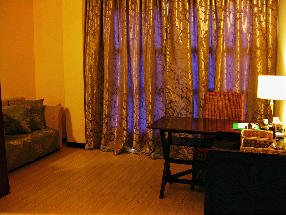Deluxe Room, 1 King Bed photo 2