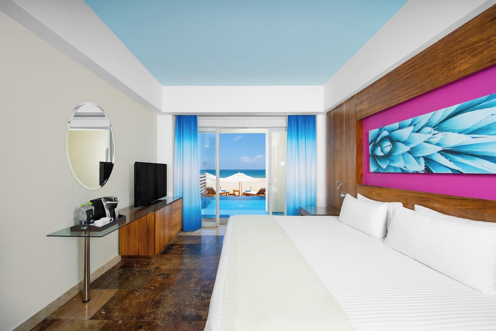 Altitude Junior Suite Swimout Ocean Front King