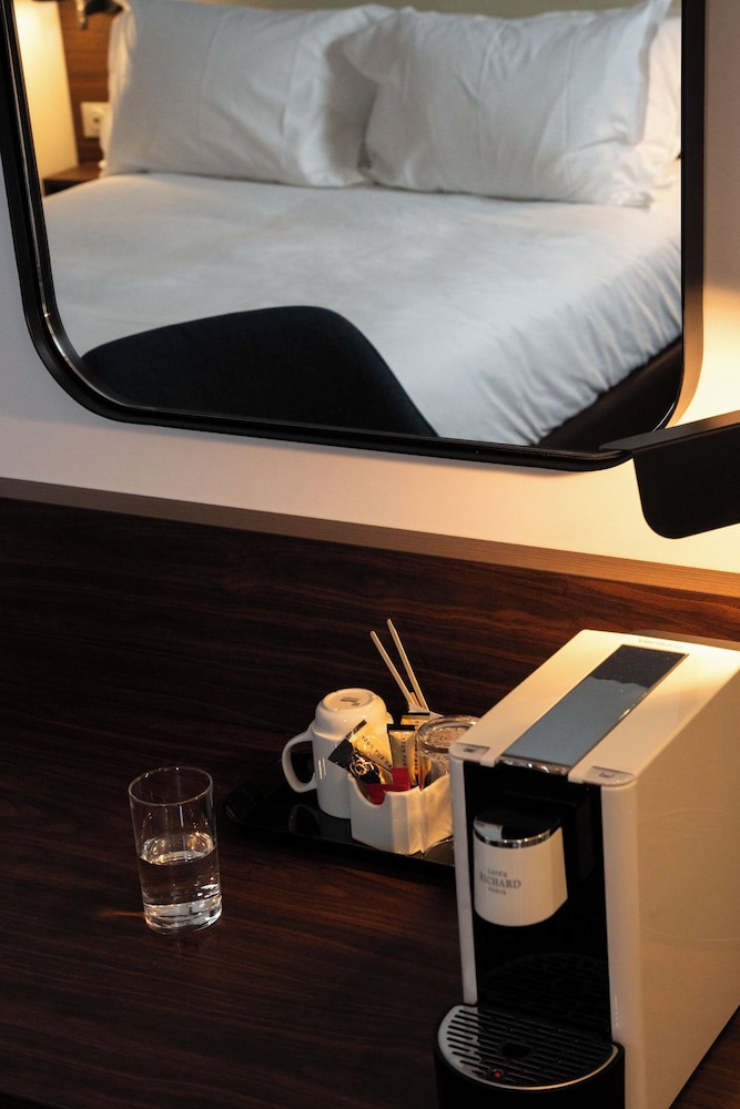 Premium Room, 1 Queen Bed, Refrigerator - Photo 6