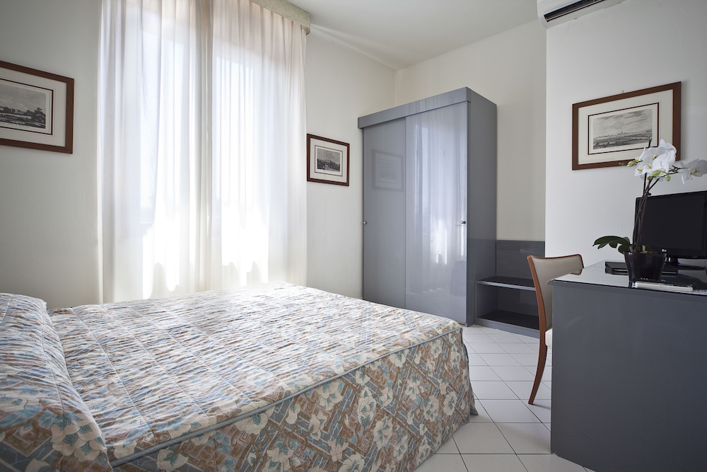 Standard Double or Twin Room - Photo 2
