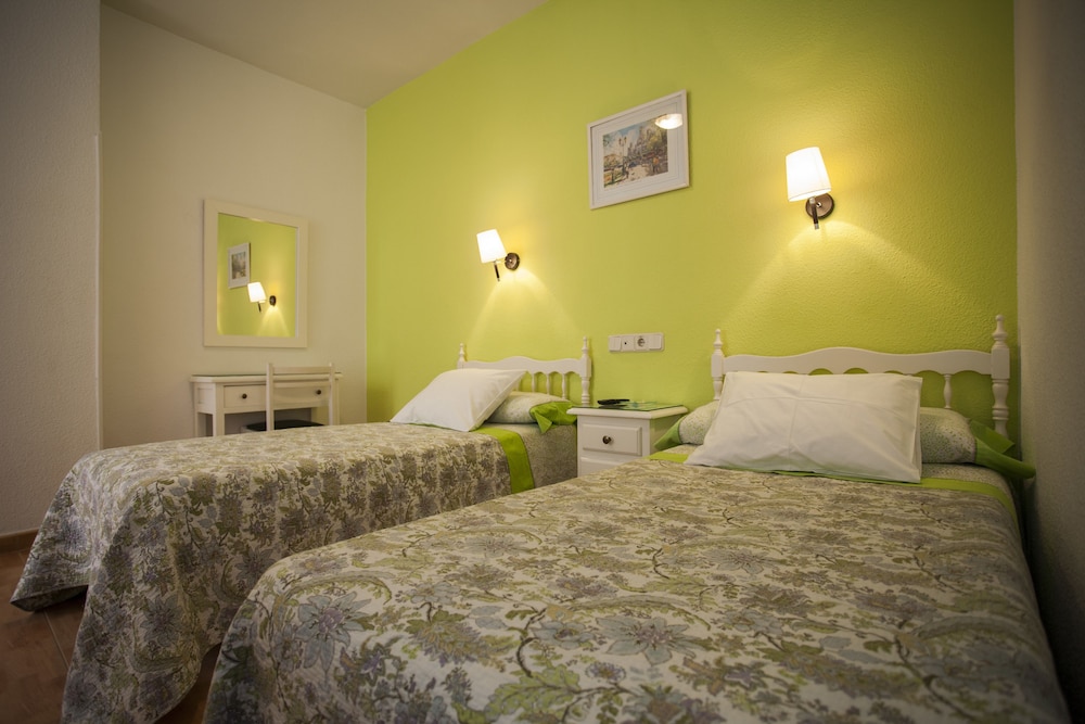 Double Room, 2 Twin Beds, Private Bathroom photo 2