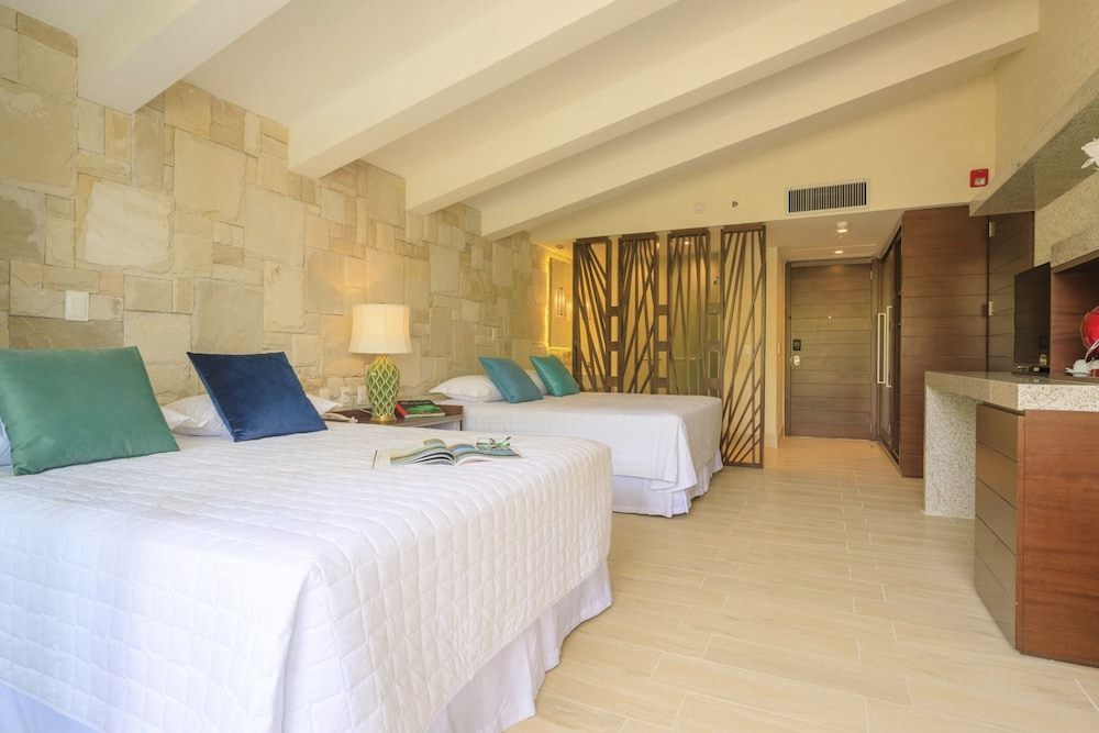 Suite, 2 Queen Beds, Balcony, Garden View (2 Queens)
