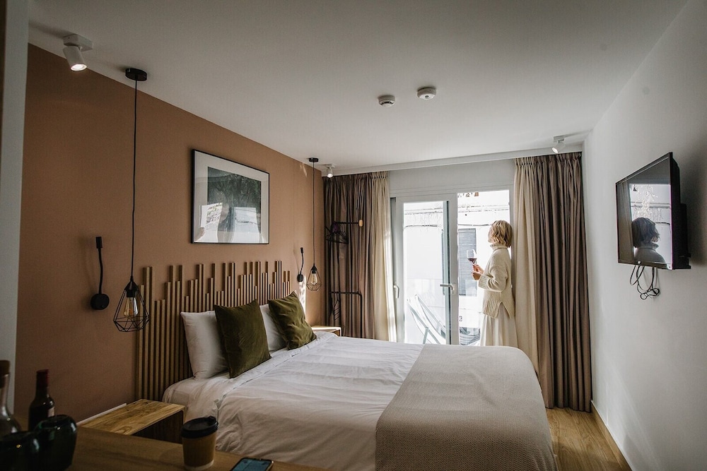 Luxury Studio Suite, Balcony, City View - Photo 10
