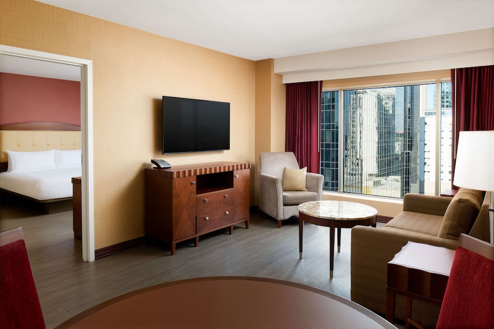 Suite, 1 King Bed, Accessible (Mobility & Hearing, Bathtub) - Photo 5