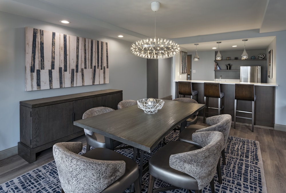 2 Queen Beds Partial Lake View