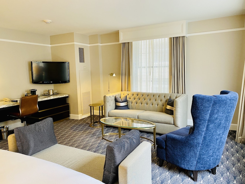 Suite, 1 King Bed - Photo 3