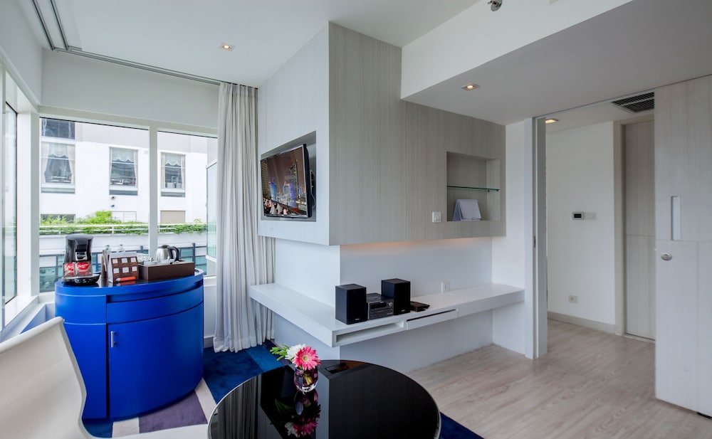 Deluxe Suite, 1 King Bed with Sofa bed, City View photo 3