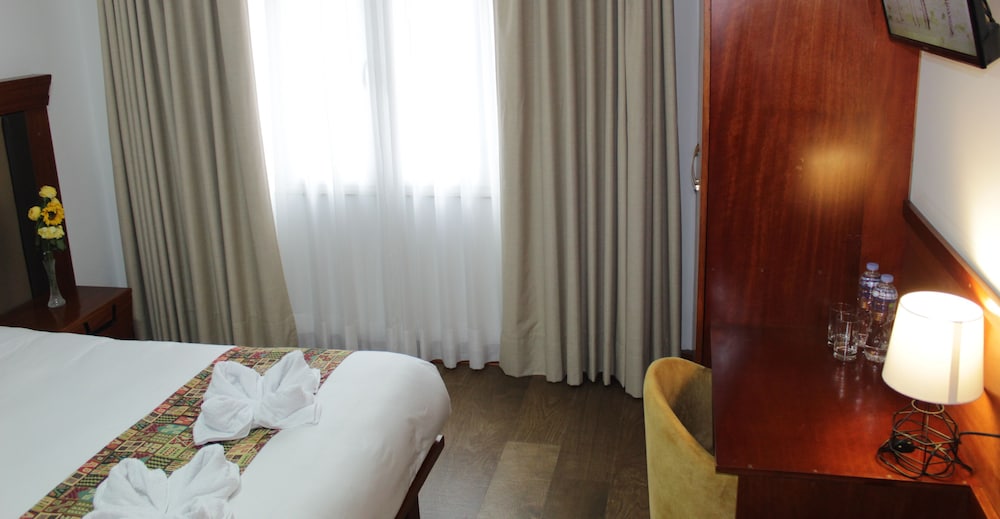 Standard Room, 1 Queen Bed photo 2