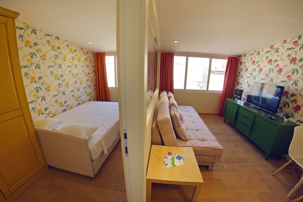 Design Studio Suite, Refrigerator & Microwave, Tower