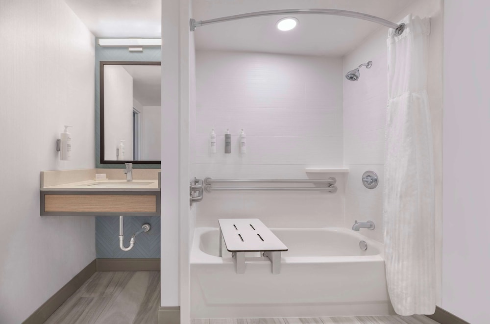 Room, 2 Queen Beds, Accessible, Bathtub - Photo 5