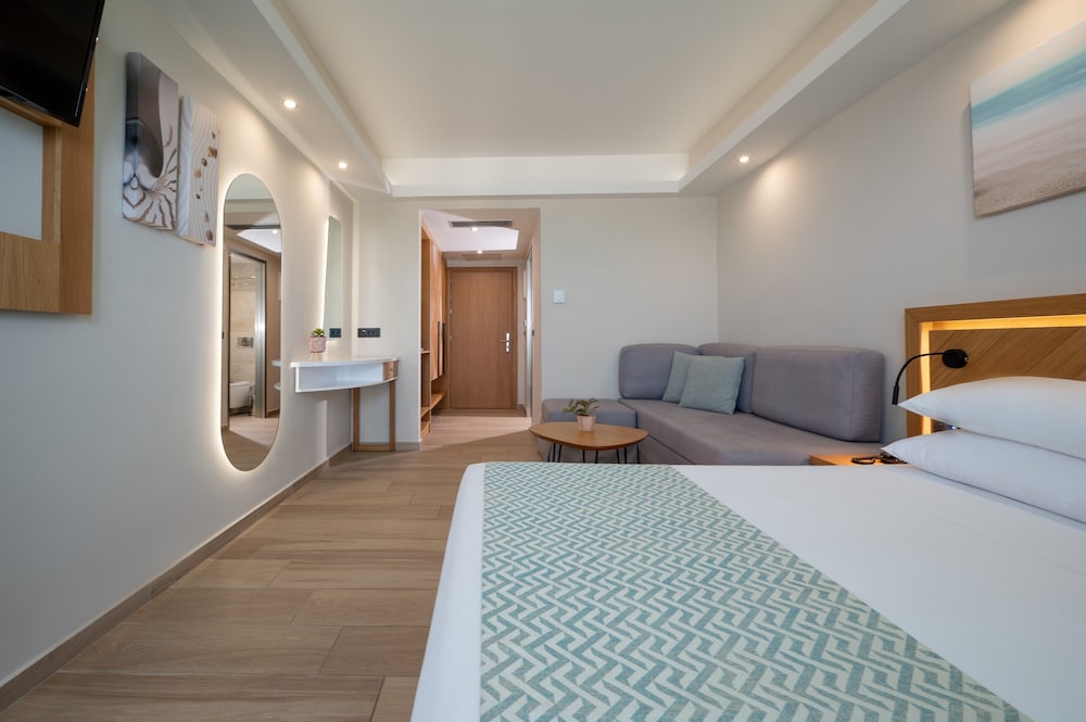 Superior Room with Sea View on High Floor - Photo 3