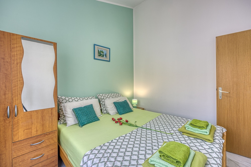 Family Apartment, Multiple Bedrooms, Mountainside (Turquoise Apartment Sea View) photo 3