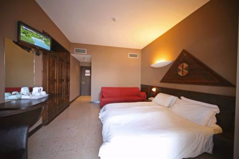Economy Triple Room - Photo 5