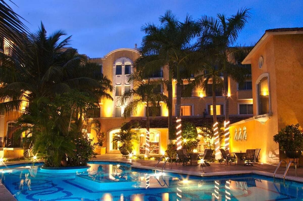 Executive Suite, 1 King Bed, Non Smoking, Pool View photo 3