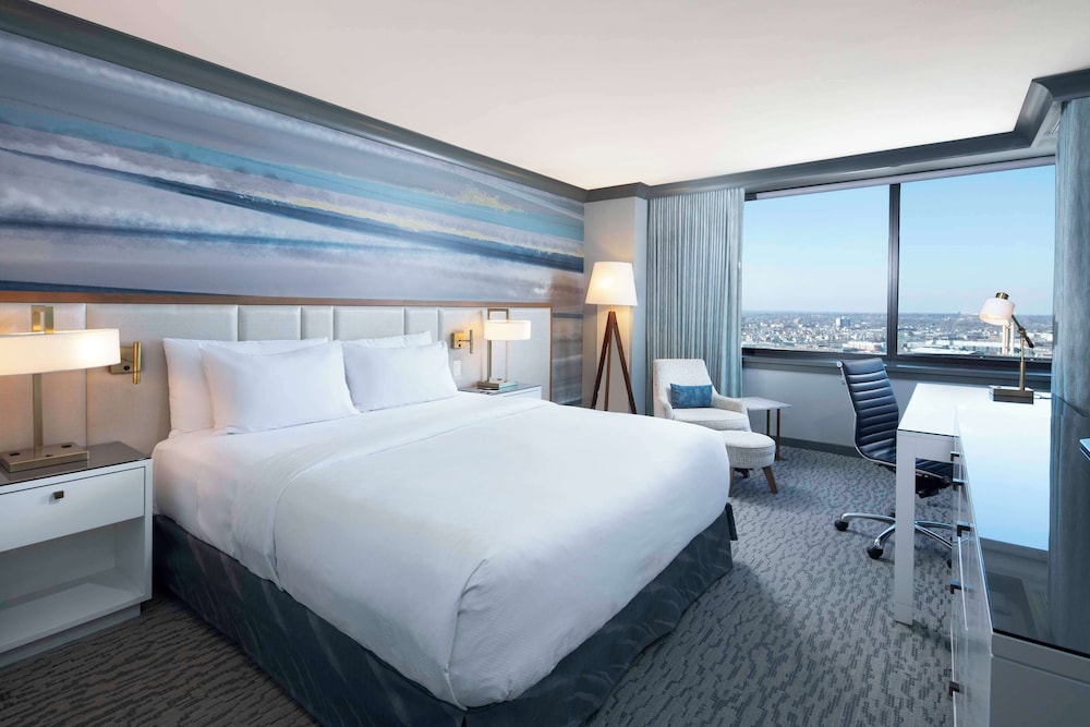 Room, 1 King Bed, Corner (Landmark View) - Photo 2