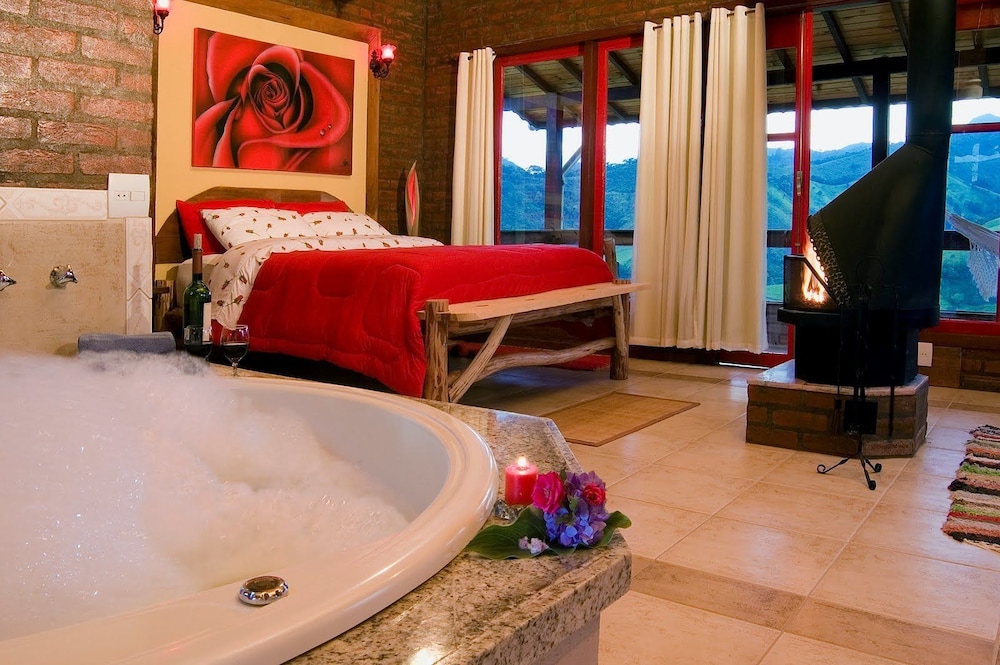 Superior Chalet, Hot Tub photo 1