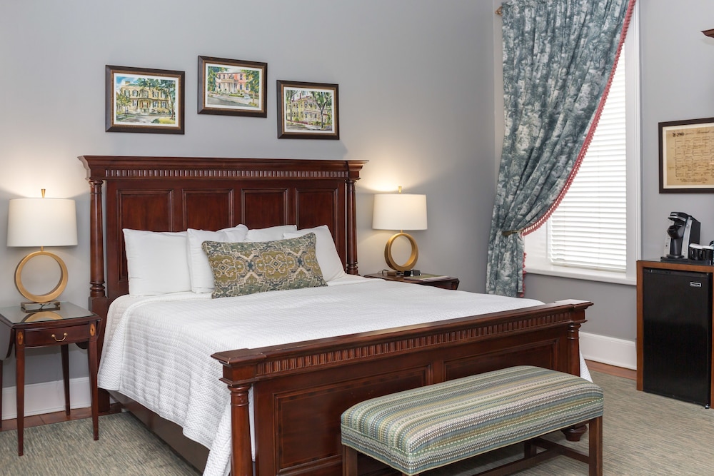 Deluxe Room, 1 King Bed, Accessible photo 1