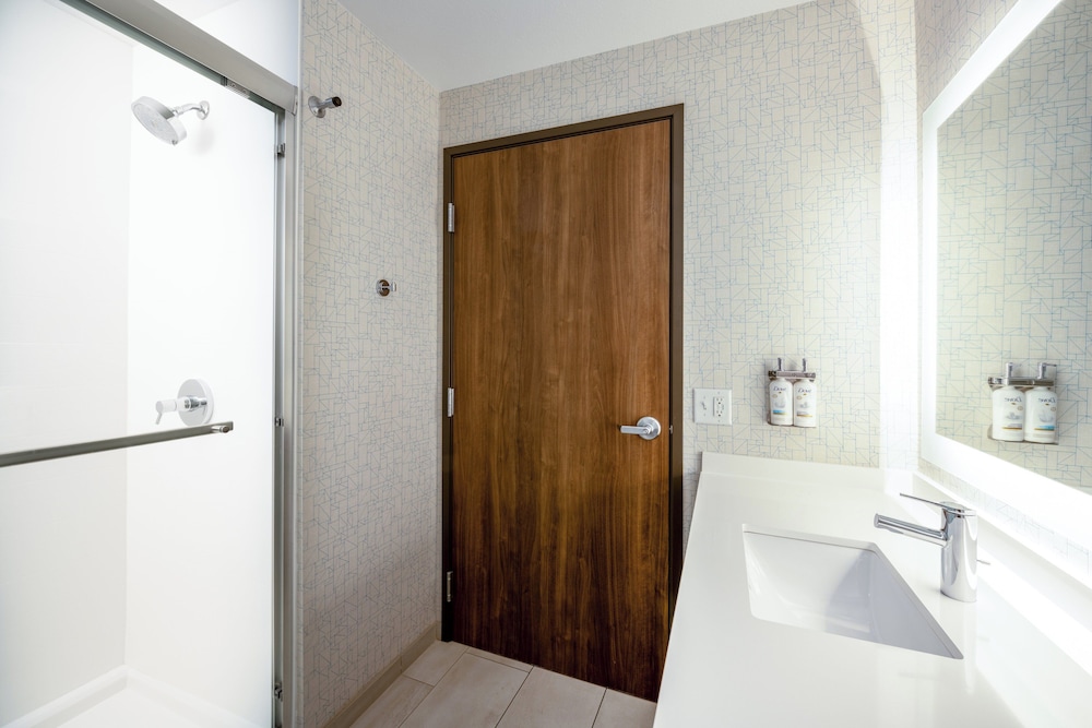 Standard Room, 1 King Bed, Accessible (Comm) - Photo 4