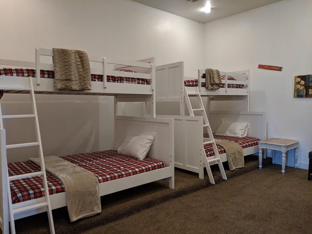 House (BROADWAY LOFT - SLEEPS 14+ - 3min to ) photo 3