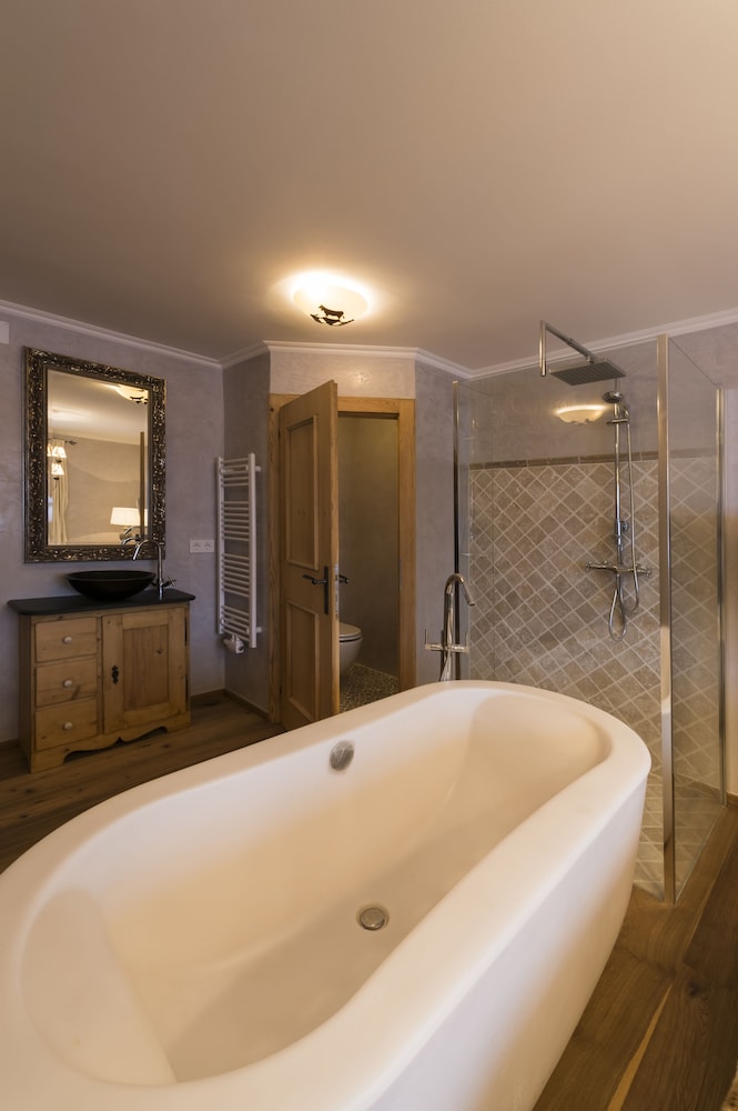 Deluxe Chalet, 5 Bedrooms, Pool Access, Mountain View photo 3