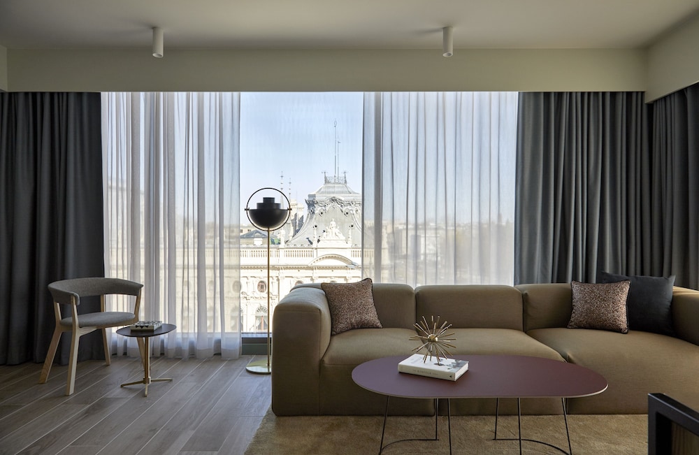 Executive Suite - Photo 2