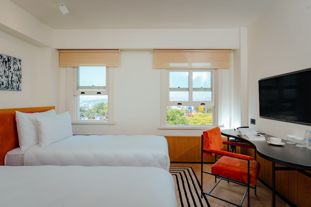 Superior Sea Or City View Room photo 3