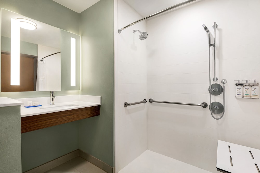 Standard Room, 2 Queen Beds, Accessible (Communications, Roll-In Shower) - Photo 5