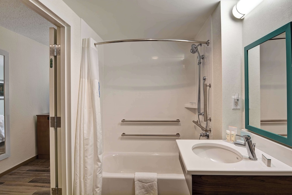 Room, 1 Queen Bed, Accessible, Bathtub photo 2