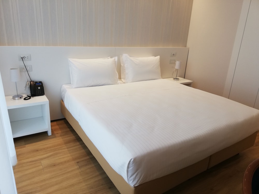 Standard Double Room, Accessible - Photo 2