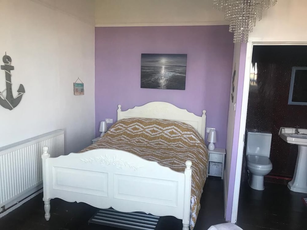 Deluxe Double Room, Accessible, Ensuite (room 7 wheelchair access) - Photo 3