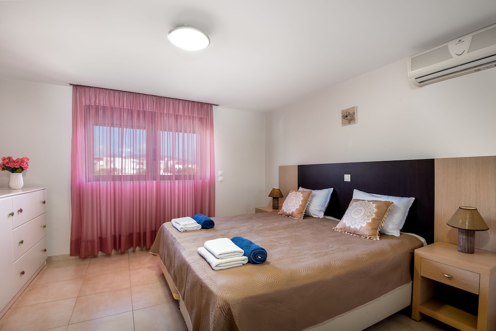 Villa, 4 Bedrooms (2 Seperate Entrances, 2 Floors)