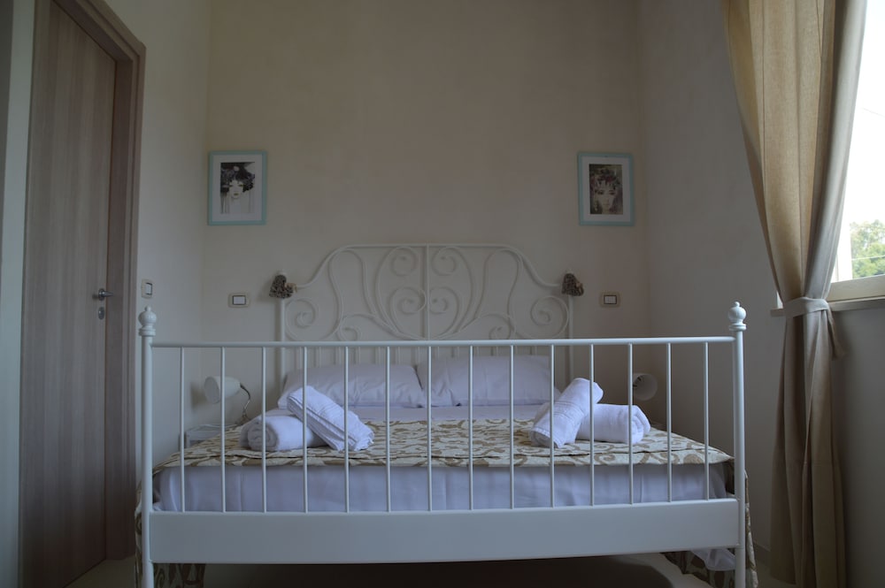 Comfort Suite, 1 Queen Bed with Sofa bed, Non Smoking, Private Bathroom photo 3