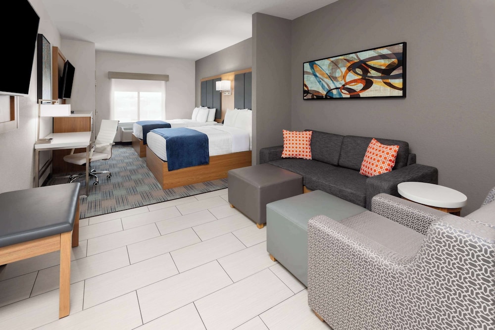 Suite, Multiple Beds (2 TVs) - Photo 6
