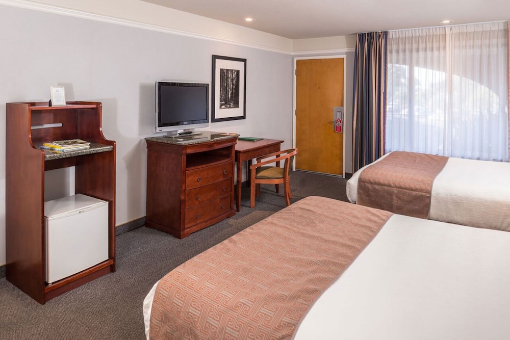 Standard Double Room, 2 Queen Beds - Photo 3