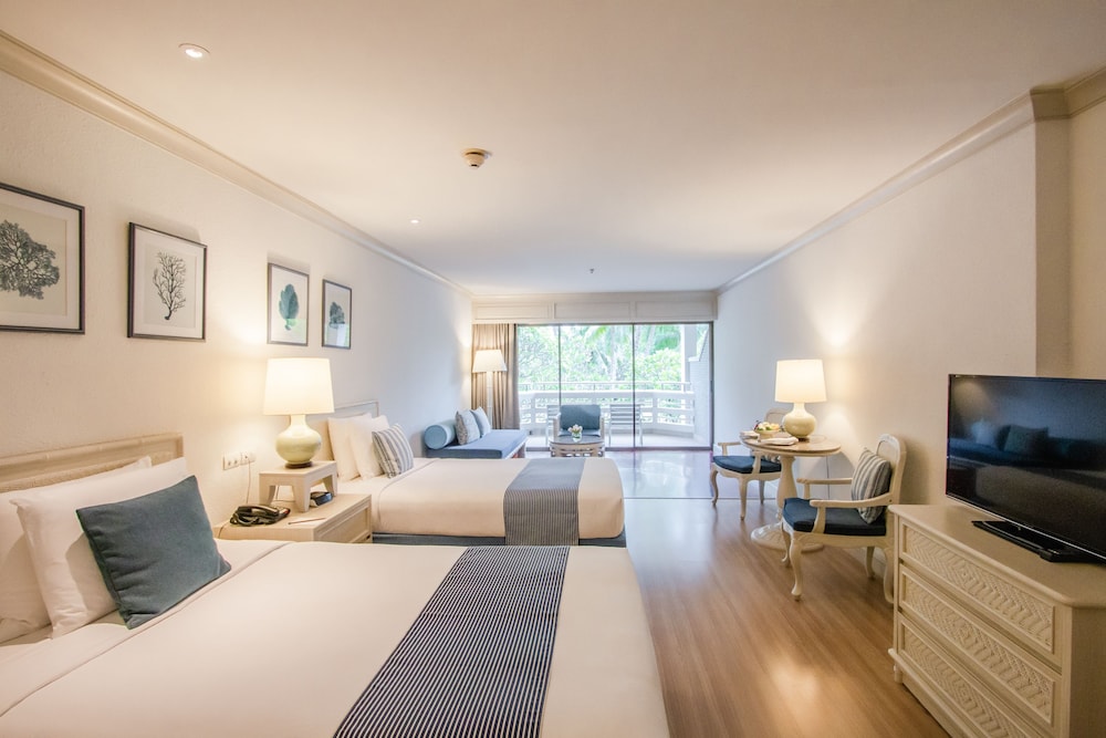 Regency Room, Pool View - Photo 1