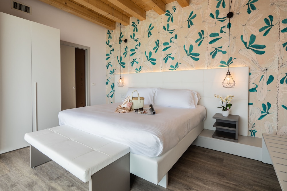 Suite, Terrace, Partial Sea View photo 3