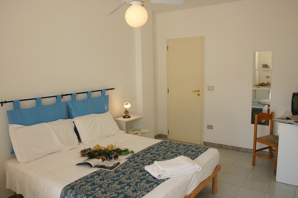 Double Room, 1 Queen Bed photo 1