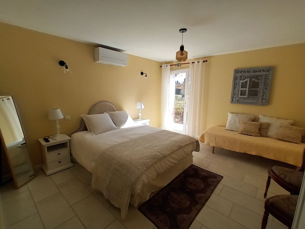 Family Triple Room, Ensuite, Pool View (La Fenière) photo 1