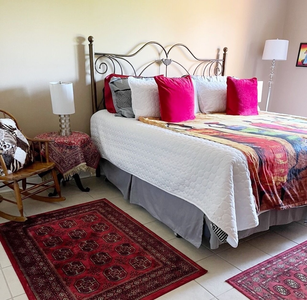 Suite 1, King Bed photo 3